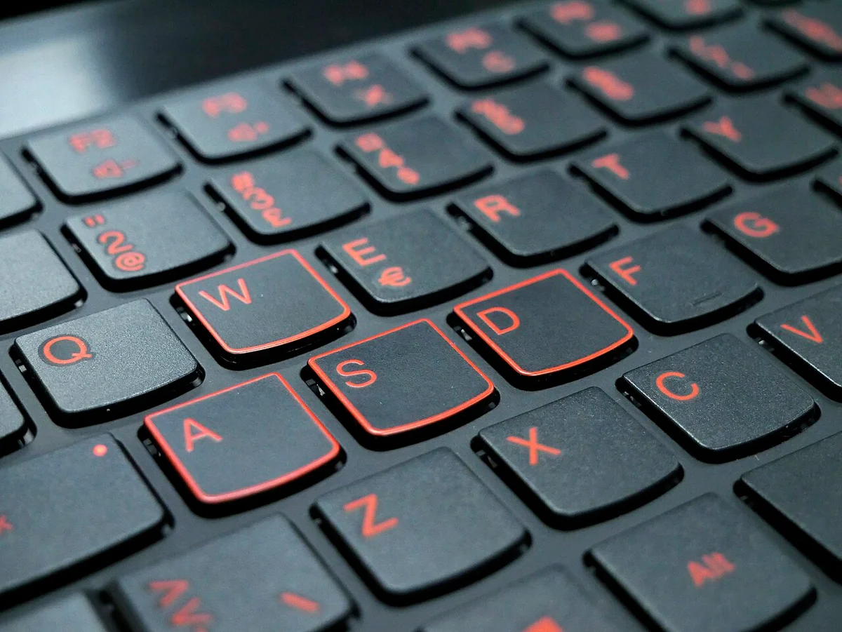 WASD 키가 보이는 실제 키보드